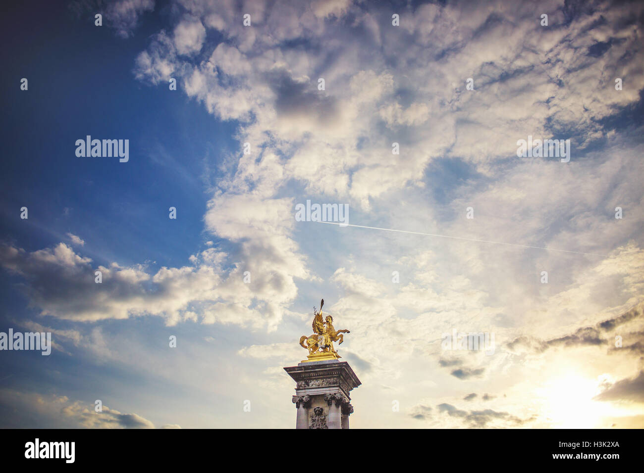 Statue sur la colonne du Pont Pont Alexandre III, Paris, France Banque D'Images