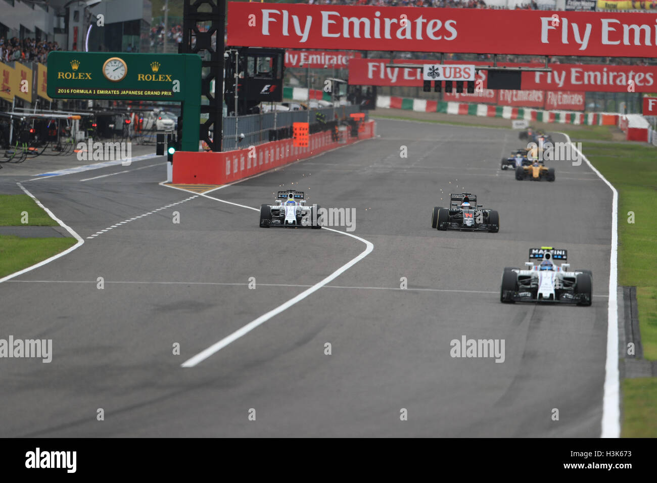 Circuit de Suzuka Suzuka, ville, préfecture de Mie, au Japon. 09Th Oct, 2018. Formula 1 Grand Prix du Japon le jour de la course. Honda McLaren MP4-31 &# x2013 ; Fernando Alonso et Williams Martini Racing, Williams FW38 Mercedes &# x2013 ; Felipe Massa. © Plus Sport Action/Alamy Live News Banque D'Images