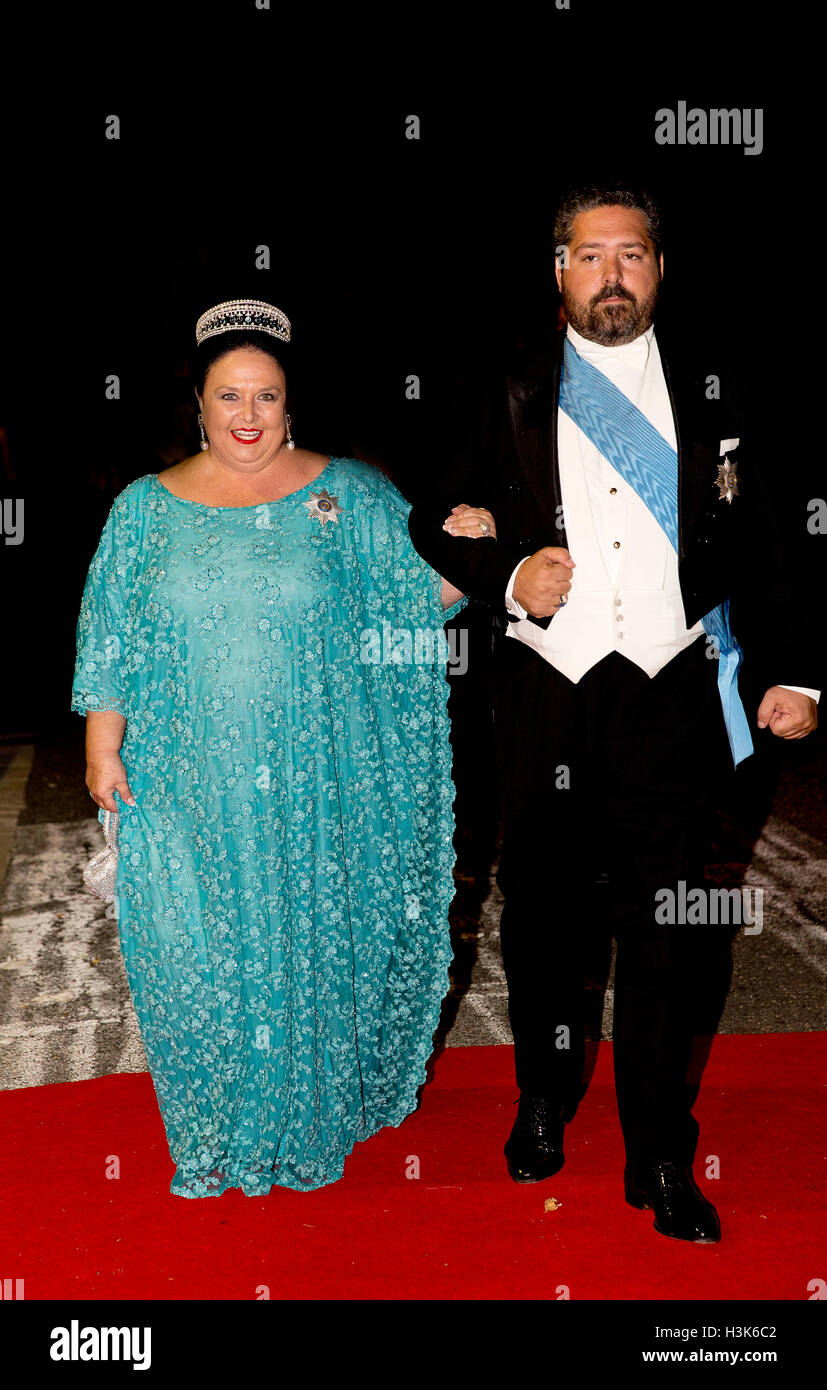 Tirana, Albanie. 05Th Oct, 2016. La grande-duchesse Maria de Russie et le Grand-duc Georges de Russie d'arrivée pour le dîner au Palais Royal d'honneur de Mariage de S.A.R. le Prince Leka II de l'Abanians et Mlle Elia Zaharia, le 8 octobre 2016, Tirana, Albany 08-10- 2016 Photo : Albert Nieboer//Point de vue - pas de fil - SERVICE/dpa/Alamy Live News Banque D'Images