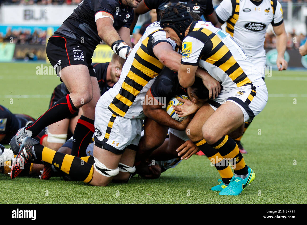 Barnet Copthall, Londres, Royaume-Uni. 09Th Oct, 2016. Aviva Premiership Rugby. Sarrasins contre les guêpes. Billy Vunipola des Sarrasins durs vers la ligne comme Rob Miller et Kearnan Myall de guêpes faire l'attaquer. © Plus Sport Action/Alamy Live News Banque D'Images