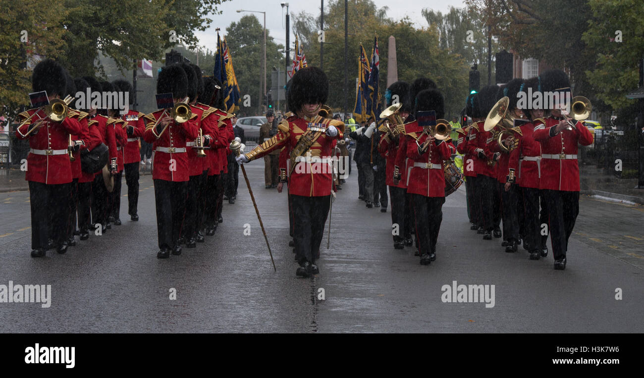 Brentwood, Essex, 9 octobre 2016, l'Irish Guards Band conduit 124 e Escadron de transport mars à la liberté d'entrée cérémonie à Brentwood, Essex avec heavy rain Crédit : Ian Davidson/Alamy Live News Banque D'Images