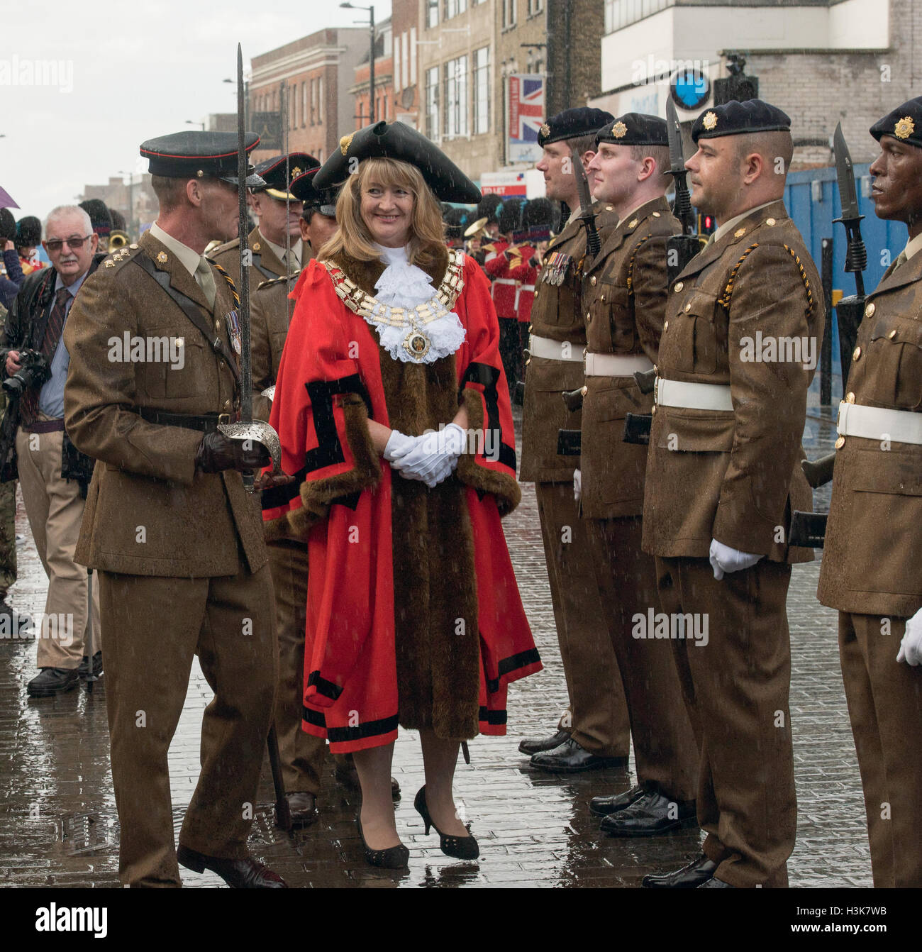 Brentwood, Essex, 9 octobre 2016, le maire de Brentwood, Conseiller Noelle affine, inspecte 124 e Escadron de transport, à la liberté d'entrée cérémonie à Brentwood, Essex avec heavy rain Crédit : Ian Davidson/Alamy Live News Banque D'Images