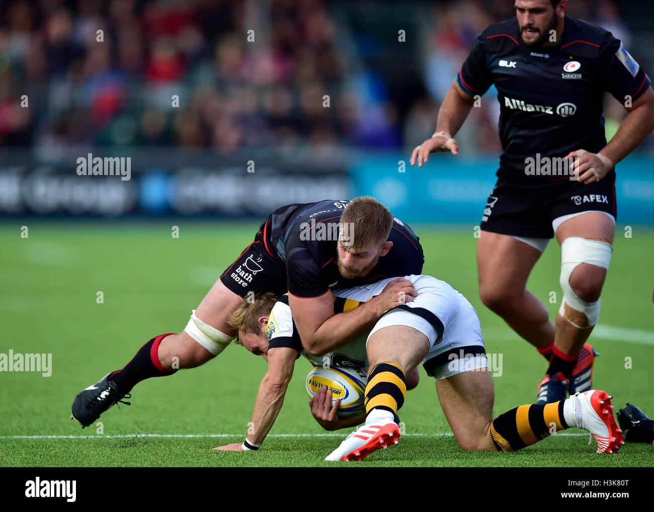 Londres, ANGLETERRE - 9 octobre, 2016 : George Kruis de Saracens tente obtenir la balle de match entre Premiership Aviva au cours de Sarrasins et des guêpes de Allianz Park le dimanche. Credit : Taka Wu/Alamy Live News Banque D'Images
