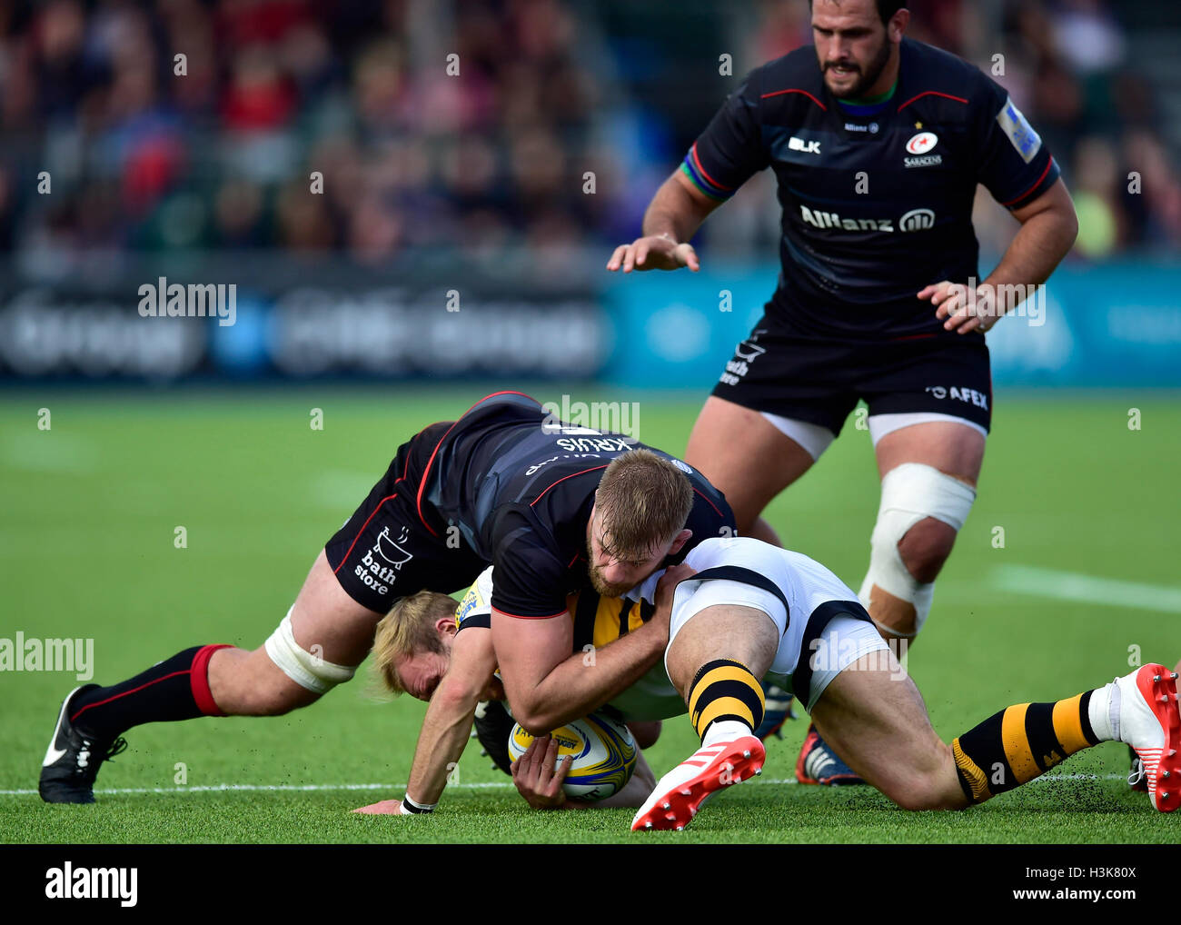 Londres, ANGLETERRE - 9 octobre, 2016 : George Kruis de Saracens tente obtenir la balle de match entre Premiership Aviva au cours de Sarrasins et des guêpes de Allianz Park le dimanche. Credit : Taka Wu/Alamy Live News Banque D'Images