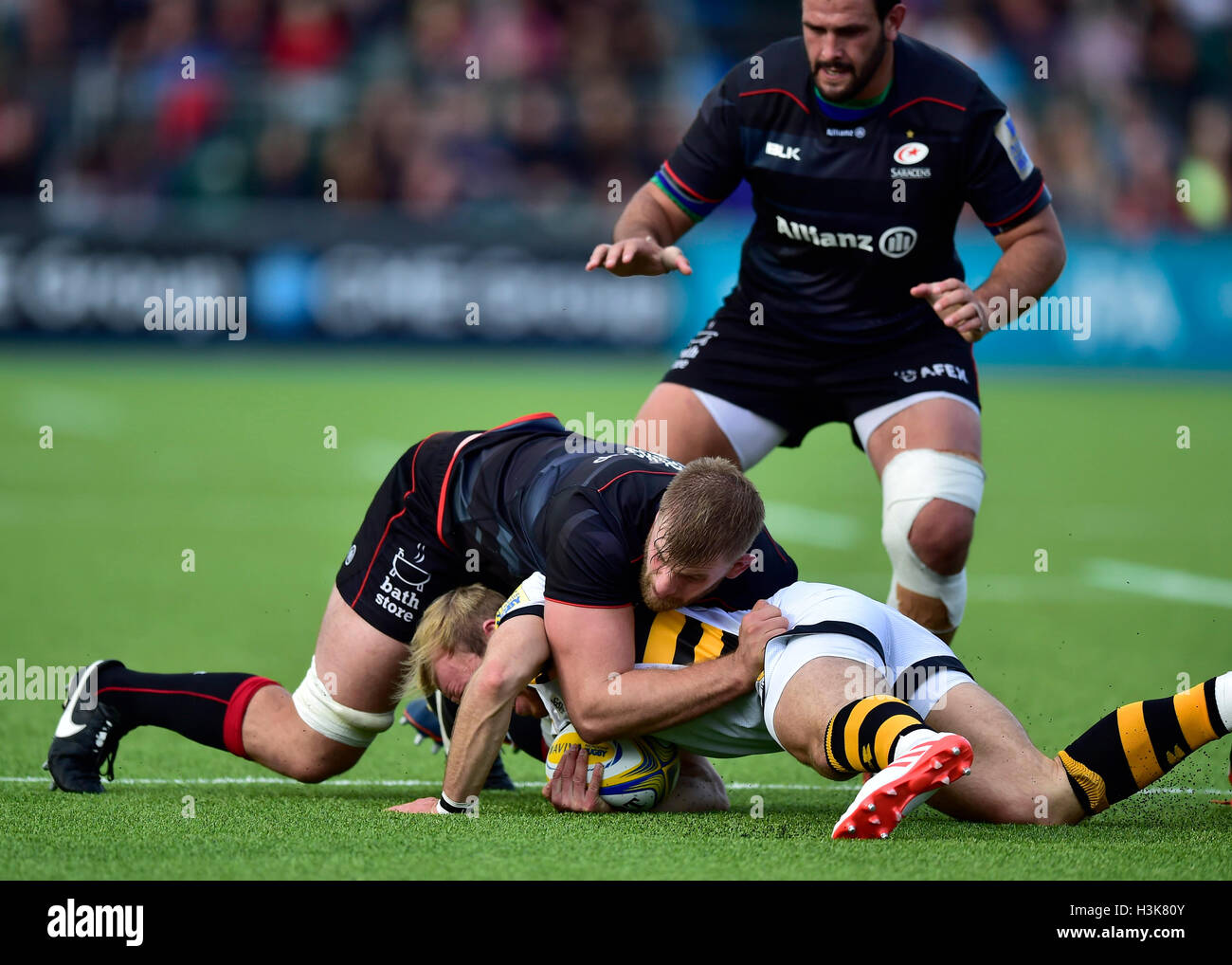 Londres, ANGLETERRE - 9 octobre, 2016 : George Kruis de Saracens tente obtenir la balle de match entre Premiership Aviva au cours de Sarrasins et des guêpes de Allianz Park le dimanche. Credit : Taka Wu/Alamy Live News Banque D'Images