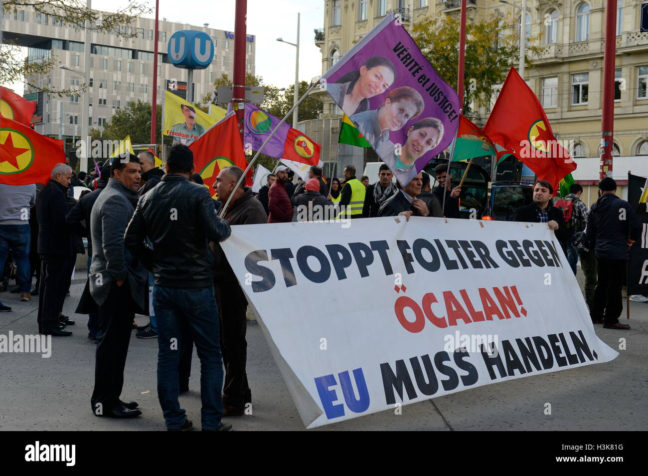 Vienne, Autriche. 9th octobre 2016. Kurde à Vienne proteste contre l'emprisonnement d'Abdullah Öcalan en Turquie. Bannière portant la mention "Arrêter la torture contre Abdullah Öcalan". Crédit : Franz PERC/Alay Live News Banque D'Images