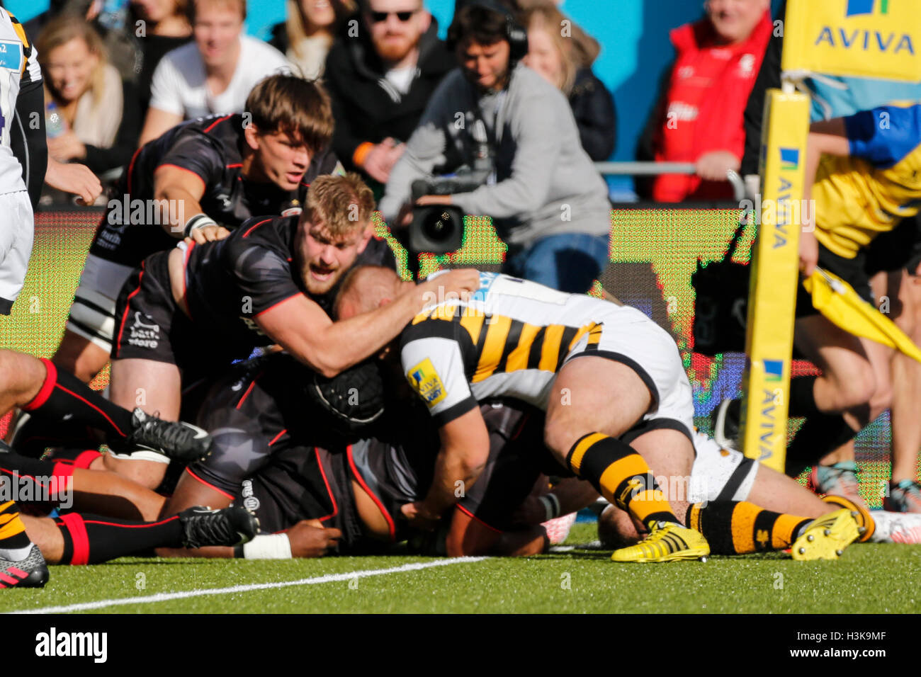 Barnet Copthall, Londres, Royaume-Uni. 09Th Oct, 2016. Aviva Premiership Rugby. Sarrasins contre les guêpes. Mako Vunipola des Saracens marque le premier essai du match. Score final : 30-14 Saracens guêpes. Credit : Action Plus Sport/Alamy Live News Banque D'Images