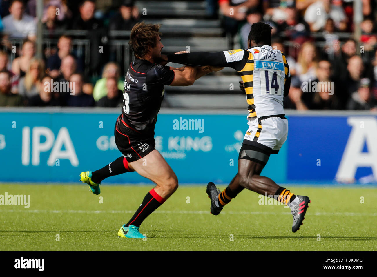 Barnet Copthall, Londres, Royaume-Uni. 09Th Oct, 2016. Aviva Premiership Rugby. Sarrasins contre les guêpes. Christian Wade des guêpes mains au large de Marcelo Bosch de sarrasins. Score final : 30-14 Saracens guêpes. Credit : Action Plus Sport/Alamy Live News Banque D'Images