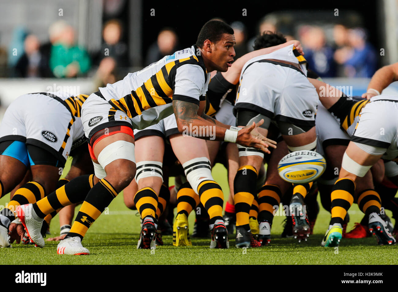 Barnet Copthall, Londres, Royaume-Uni. 09Th Oct, 2016. Aviva Premiership Rugby. Sarrasins contre les guêpes. Nathan Hughes de guêpes agit comme demi de mêlée. Score final : 30-14 Saracens guêpes. Credit : Action Plus Sport/Alamy Live News Banque D'Images