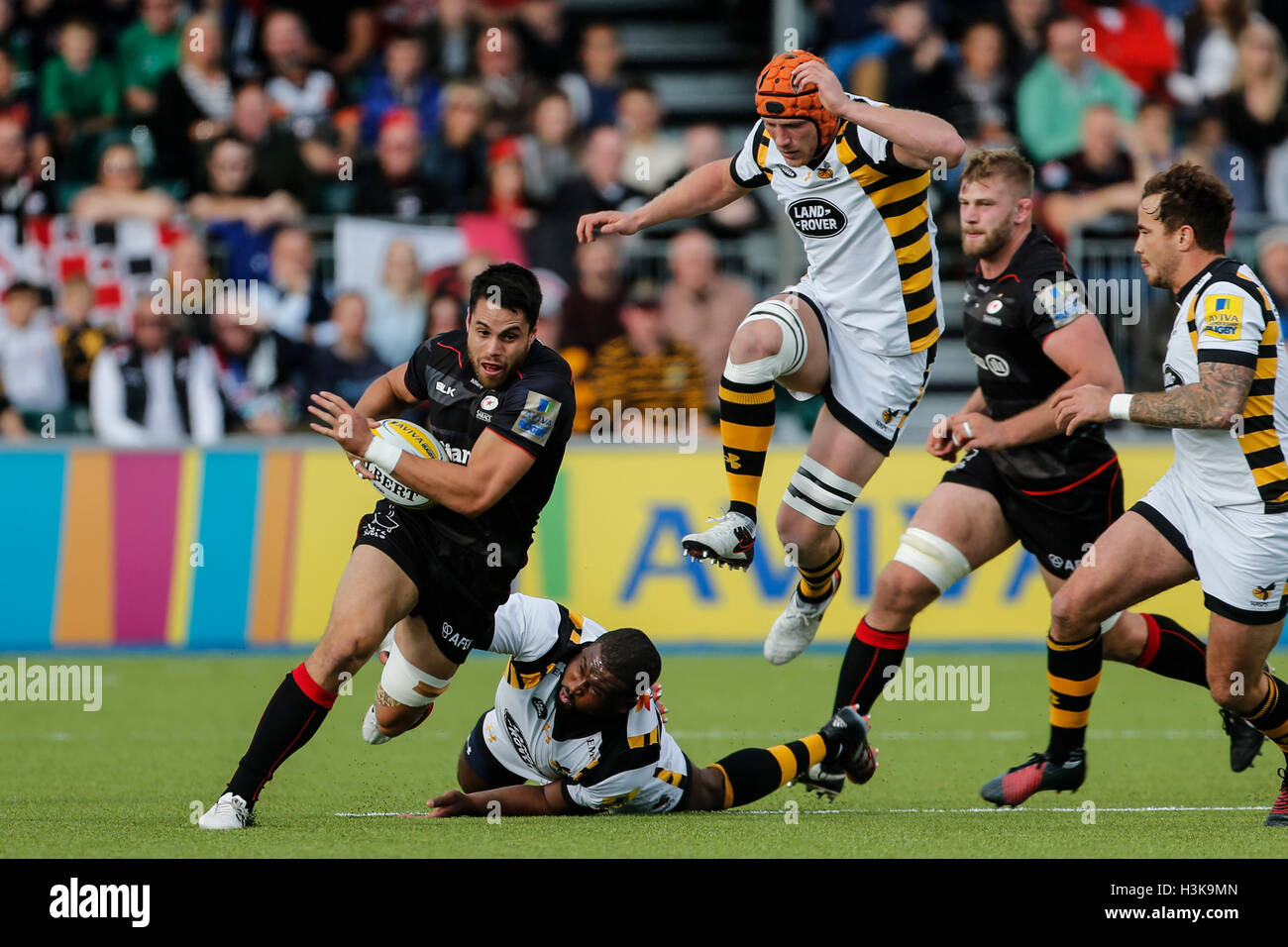 Barnet Copthall, Londres, Royaume-Uni. 09Th Oct, 2016. Aviva Premiership Rugby. Sarrasins contre les guêpes. Sean Maitland de Saracens échappe à Simon MCINTYRE de guêpes comme Myall Kearnan rejoint la Chase. Score final : 30-14 Saracens guêpes. Credit : Action Plus Sport/Alamy Live News Banque D'Images