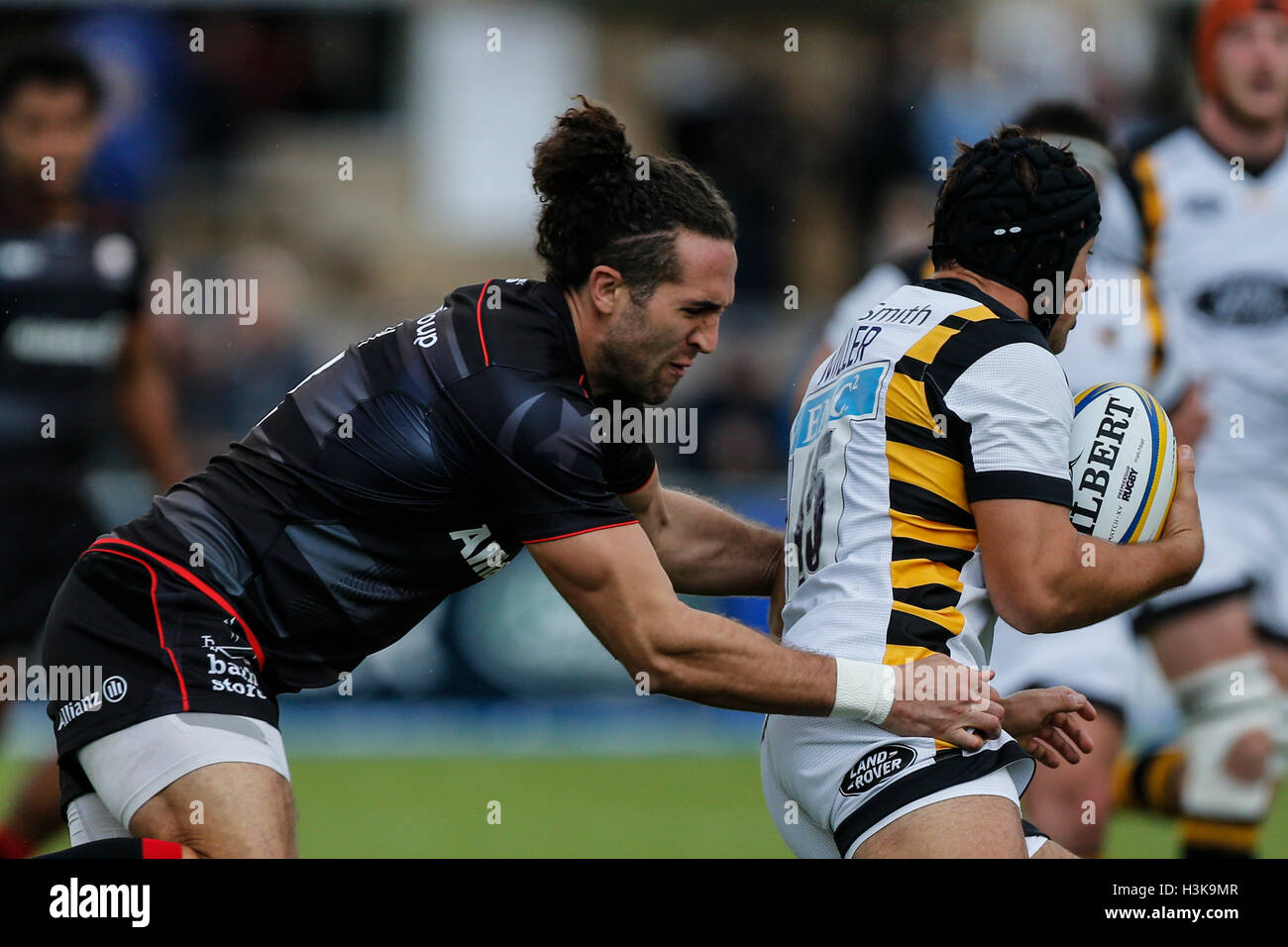 Barnet Copthall, Londres, Royaume-Uni. 09Th Oct, 2016. Aviva Premiership Rugby. Sarrasins contre les guêpes. Rob Miller des guêpes est abordé par Mike Ellery de sarrasins. Score final : 30-14 Saracens guêpes. Credit : Action Plus Sport/Alamy Live News Banque D'Images