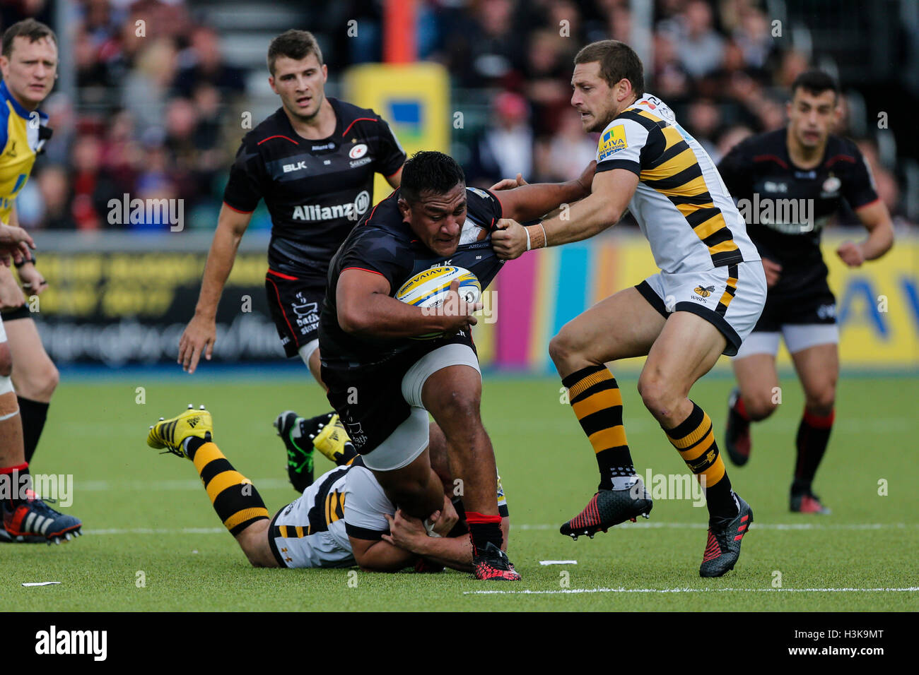 Barnet Copthall, Londres, Royaume-Uni. 09Th Oct, 2016. Aviva Premiership Rugby. Sarrasins contre les guêpes. Mako Vunipola des Saracens est abordé par Jimmy Gopperth et Tommy Taylor de guêpes. Score final : 30-14 Saracens guêpes. Credit : Action Plus Sport/Alamy Live News Banque D'Images