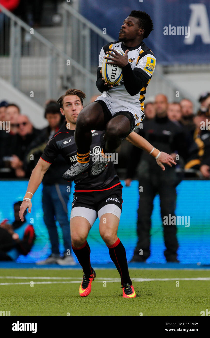 Barnet Copthall, Londres, Royaume-Uni. 09Th Oct, 2016. Aviva Premiership Rugby. Sarrasins contre les guêpes. Christian Wade de guêpes. ollects un ballon comme Chris Wyles des Sarrasins. Score final : 30-14 Saracens guêpes. Credit : Action Plus Sport/Alamy Live News Banque D'Images