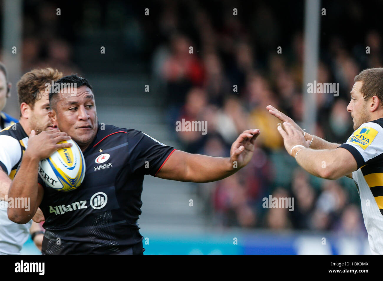 Barnet Copthall, Londres, Royaume-Uni. 09Th Oct, 2016. Aviva Premiership Rugby. Sarrasins contre les guêpes. Mako Vunipola des Sarrasins hands off Jimmy Gopperth de guêpes. Score final : 30-14 Saracens guêpes. Credit : Action Plus Sport/Alamy Live News Banque D'Images