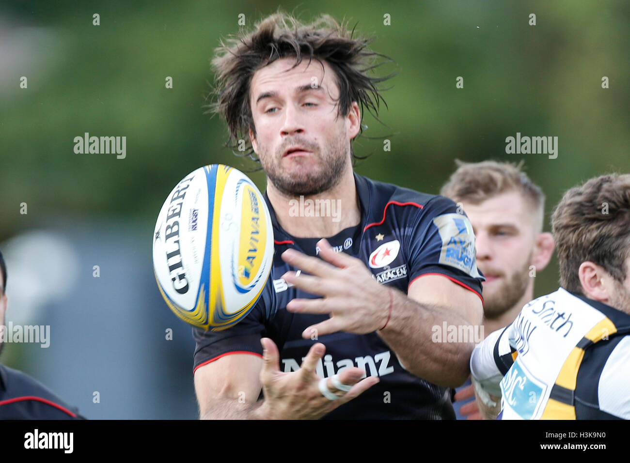 Barnet Copthall, Londres, Royaume-Uni. 09Th Oct, 2016. Aviva Premiership Rugby. Sarrasins contre les guêpes. Marcelo Bosch de Sarrasins ne parvient pas à attraper un ballon. Score final : 30-14 Saracens guêpes. Credit : Action Plus Sport/Alamy Live News Banque D'Images