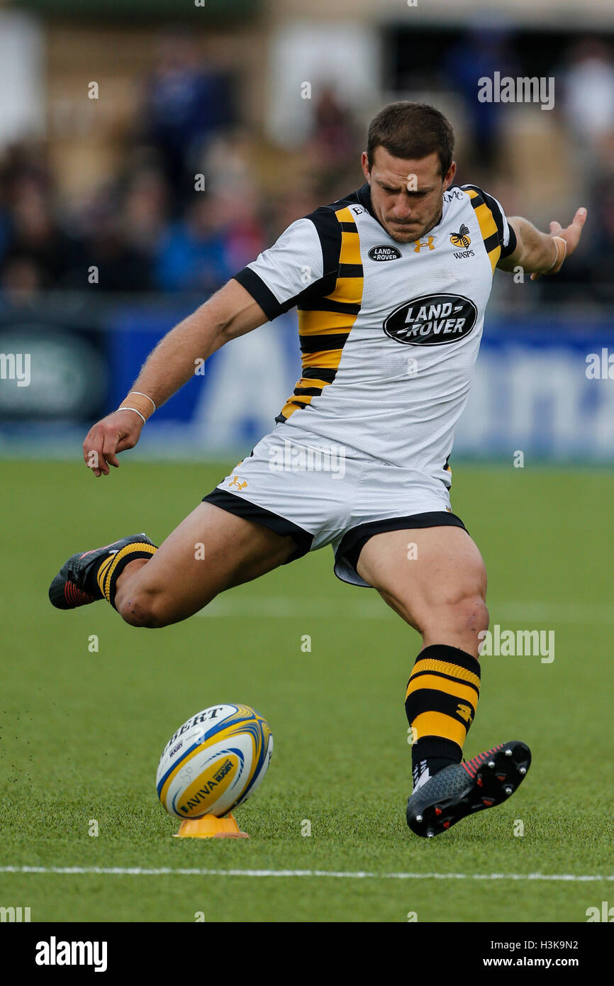 Barnet Copthall, Londres, Royaume-Uni. 09Th Oct, 2016. Aviva Premiership Rugby. Sarrasins contre les guêpes. Jimmy Gopperth de guêpes kicks une pénalité. Score final : 30-14 Saracens guêpes. Credit : Action Plus Sport/Alamy Live News Banque D'Images