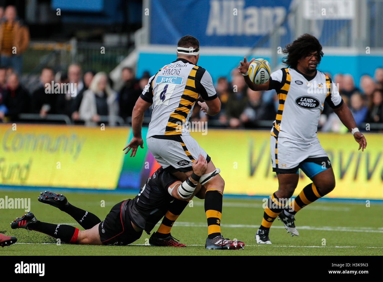 Barnet Copthall, Londres, Royaume-Uni. 09Th Oct, 2016. Aviva Premiership Rugby. Sarrasins contre les guêpes. Matt Symons de guêpes" passe à son coéquipier Ashley Johnson. Score final : 30-14 Saracens guêpes. Credit : Action Plus Sport/Alamy Live News Banque D'Images