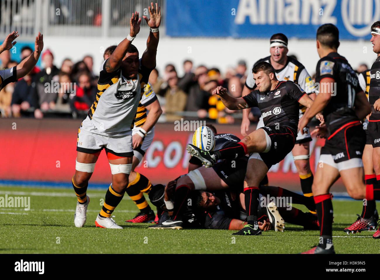Barnet Copthall, Londres, Royaume-Uni. 09Th Oct, 2016. Aviva Premiership Rugby. Sarrasins contre les guêpes. Richard Wigglesworth de Sarrasins fort kicks que Nathan Hughes de guêpes tente de bloquer. Score final : 30-14 Saracens guêpes. Credit : Action Plus Sport/Alamy Live News Banque D'Images