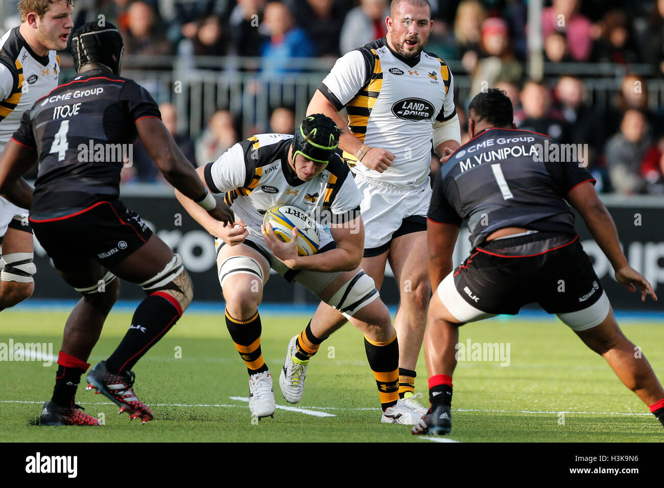 Barnet Copthall, Londres, Royaume-Uni. 09Th Oct, 2016. Aviva Premiership Rugby. Sarrasins contre les guêpes. James Gaskell de guêpes qu'il entreprend de s'attaque à des Maro Itoje (4) et (1) Mako Vunipola des Sarrasins. Score final : 30-14 Saracens guêpes. Credit : Action Plus Sport/Alamy Live News Banque D'Images