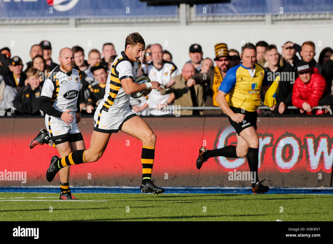 Barnet Copthall, Londres, Royaume-Uni. 09Th Oct, 2016. Aviva Premiership Rugby. Sarrasins contre les guêpes. Josh Bassett de guêpes sur le ballon. Score final : 30-14 Saracens guêpes. Credit : Action Plus Sport/Alamy Live News Banque D'Images