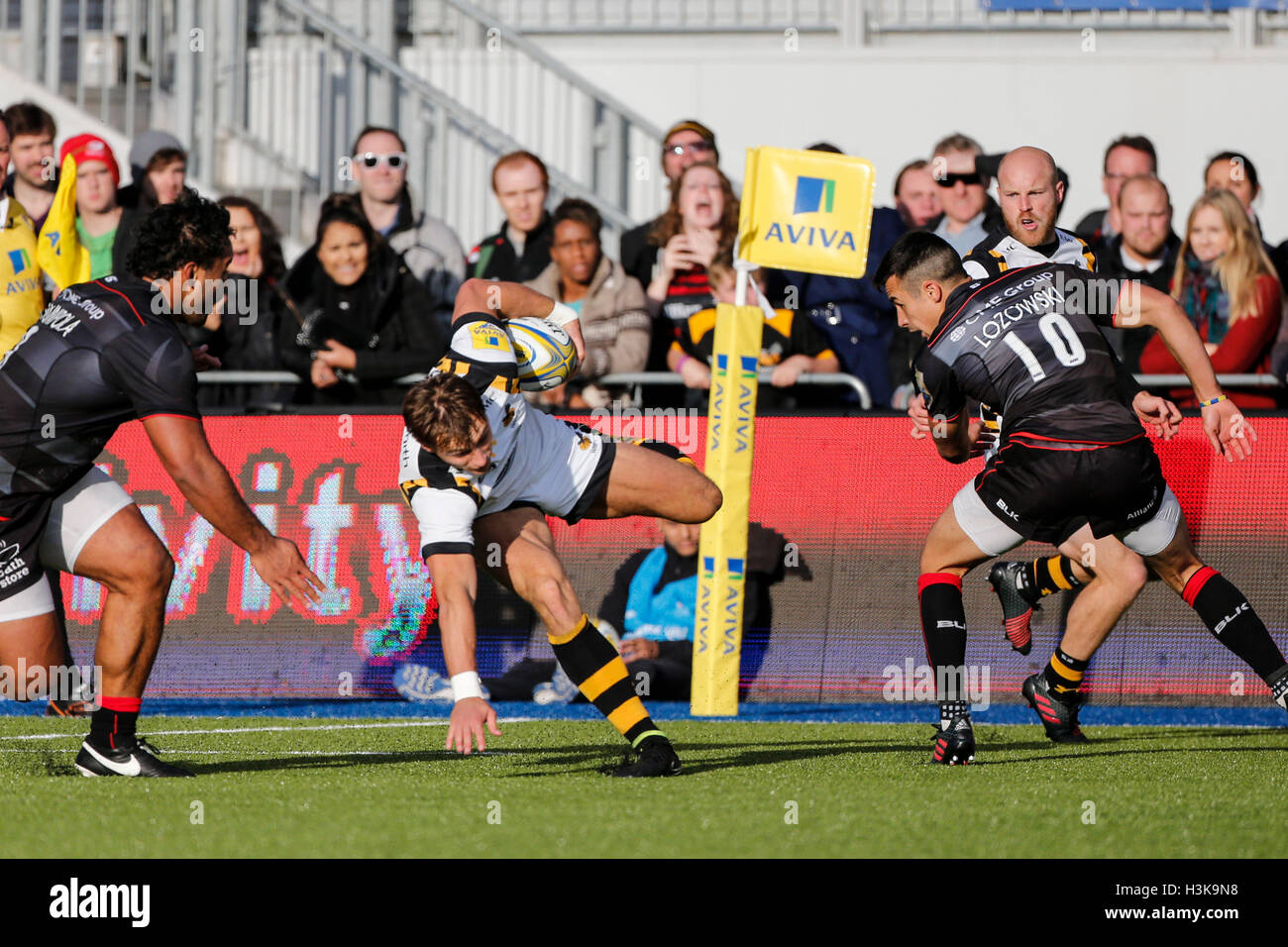 Barnet Copthall, Londres, Royaume-Uni. 09Th Oct, 2016. Aviva Premiership Rugby. Sarrasins contre les guêpes. Josh Bassett de guêpes bat Alex Lozowski de sarrasins, mais il tourne dans Billy Vunipola. Score final : 30-14 Saracens guêpes. Credit : Action Plus Sport/Alamy Live News Banque D'Images