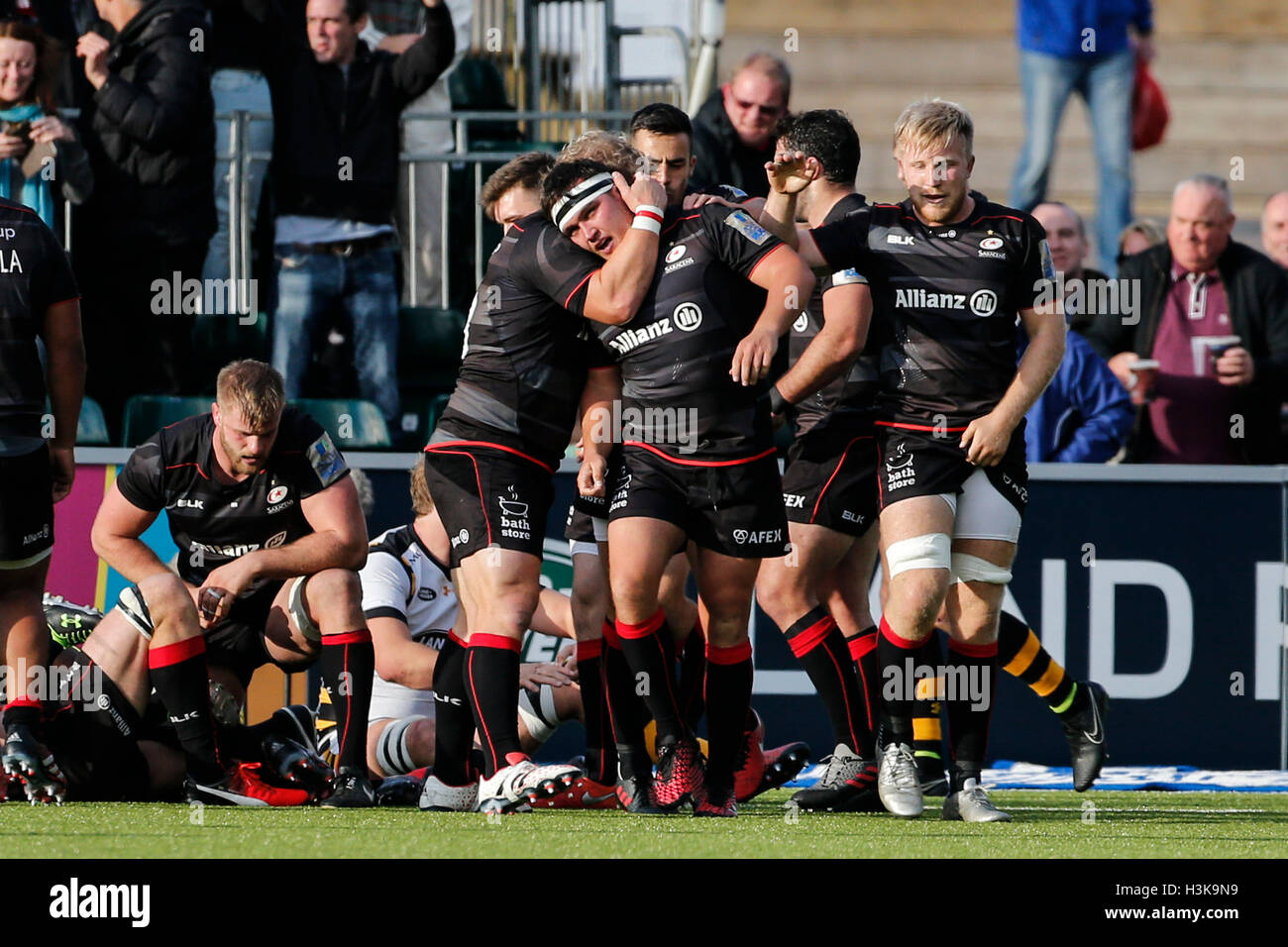 Barnet Copthall, Londres, Royaume-Uni. 09Th Oct, 2016. Aviva Premiership Rugby. Sarrasins contre les guêpes. Jamie George de Sarrasins est félicité par coéquipiers après avoir marqué le point de bonus essayer. Score final : 30-14 Saracens guêpes. Credit : Action Plus Sport/Alamy Live News Banque D'Images
