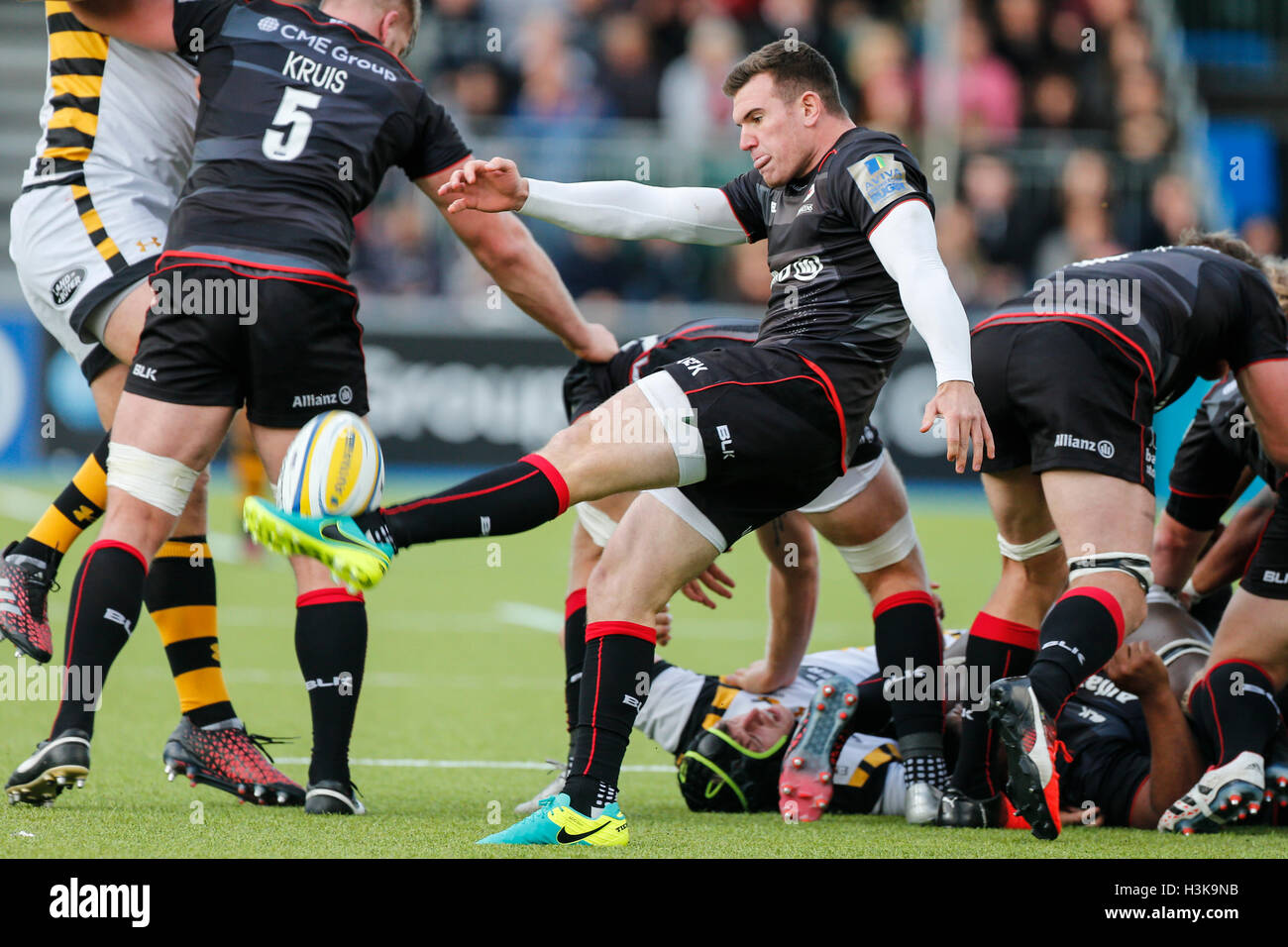 Barnet Copthall, Londres, Royaume-Uni. 09Th Oct, 2016. Aviva Premiership Rugby. Sarrasins contre les guêpes. Ben Spencer de Saracens efface ses lignes. Score final : 30-14 Saracens guêpes. Credit : Action Plus Sport/Alamy Live News Banque D'Images