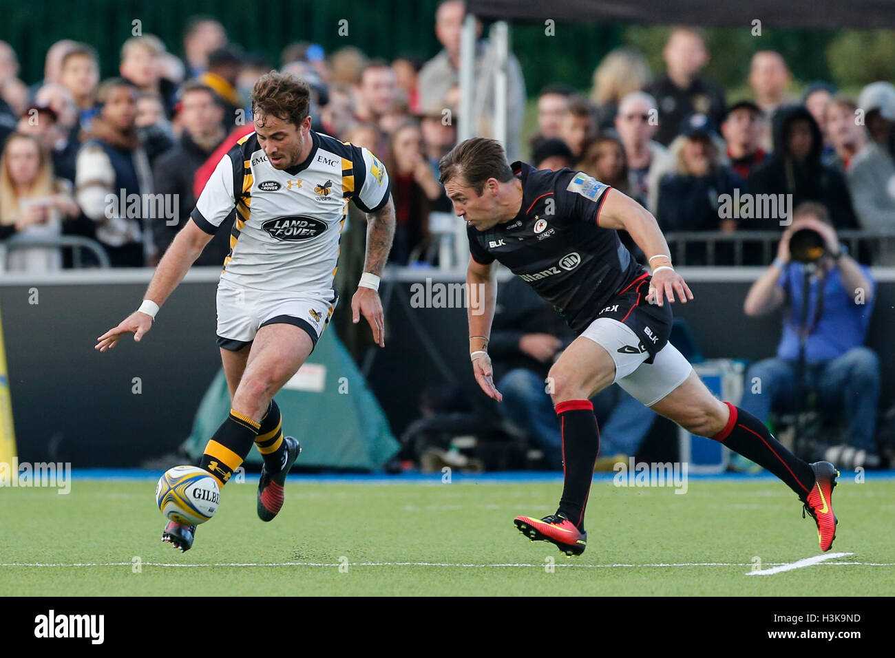 Barnet Copthall, Londres, Royaume-Uni. 09Th Oct, 2016. Aviva Premiership Rugby. Sarrasins contre les guêpes. Danny Cipriani des Wasps kicks avant que Chris Wyles de sarrasins se ferme. Score final : 30-14 Saracens guêpes. Credit : Action Plus Sport/Alamy Live News Banque D'Images