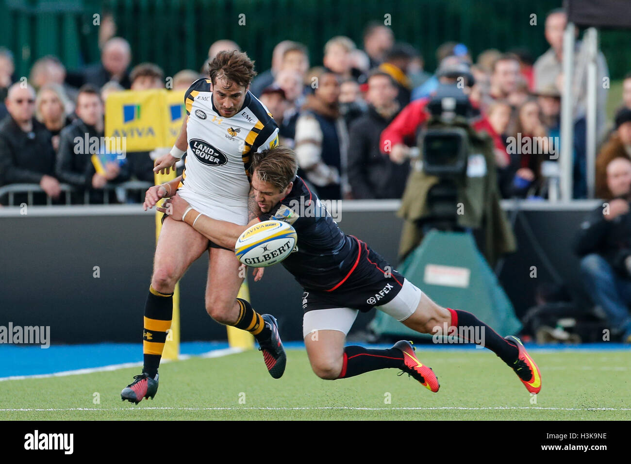 Barnet Copthall, Londres, Royaume-Uni. 09Th Oct, 2016. Aviva Premiership Rugby. Sarrasins contre les guêpes. Danny Cipriani des guêpes est abordé par Chris Wyles des Sarrasins. Score final : 30-14 Saracens guêpes. Credit : Action Plus Sport/Alamy Live News Banque D'Images