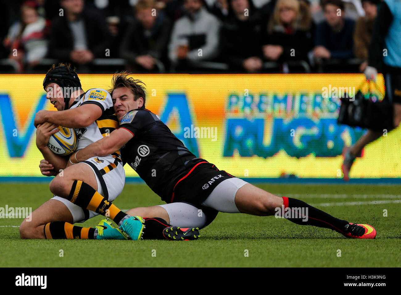 Barnet Copthall, Londres, Royaume-Uni. 09Th Oct, 2016. Aviva Premiership Rugby. Sarrasins contre les guêpes. Rob Miller des guêpes est abordé par Chris Wyles des Sarrasins. Score final : 30-14 Saracens guêpes. Credit : Action Plus Sport/Alamy Live News Banque D'Images