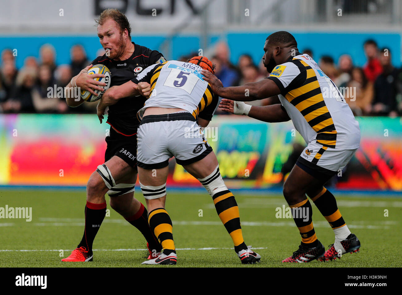 Barnet Copthall, Londres, Royaume-Uni. 09Th Oct, 2016. Aviva Premiership Rugby. Sarrasins contre les guêpes. Schalk Burger des Saracens est abordé par Kearnan Myall de guêpes. Score final : 30-14 Saracens guêpes. Credit : Action Plus Sport/Alamy Live News Banque D'Images