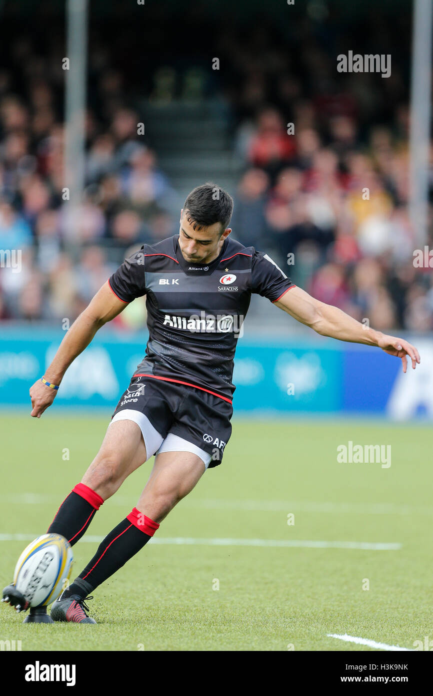 Barnet Copthall, Londres, Royaume-Uni. 09Th Oct, 2016. Aviva Premiership Rugby. Sarrasins contre les guêpes. Alex Lozowski de Sarrasins kicks une pénalité. Score final : 30-14 Saracens guêpes. Credit : Action Plus Sport/Alamy Live News Banque D'Images