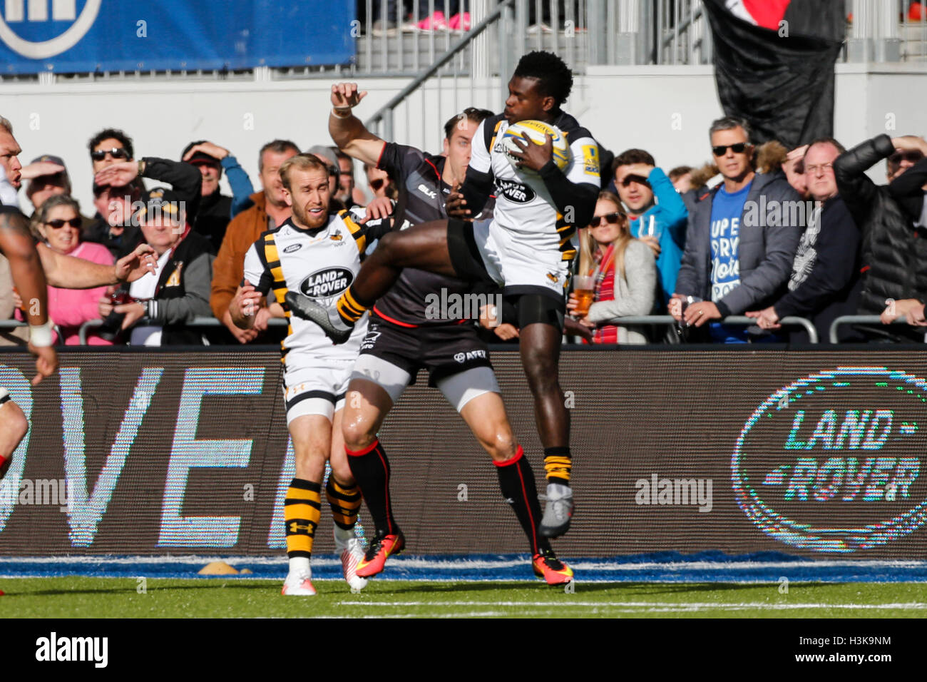 Barnet Copthall, Londres, Royaume-Uni. 09Th Oct, 2016. Aviva Premiership Rugby. Sarrasins contre les guêpes. Christian Wade des guêpes recueille un ballon sous la pression de Chris Wyles des Sarrasins. Score final : 30-14 Saracens guêpes. Credit : Action Plus Sport/Alamy Live News Banque D'Images