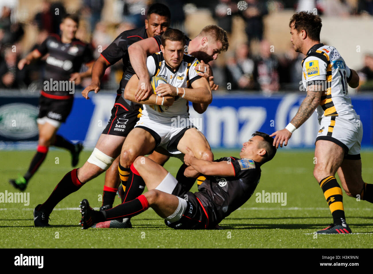 Barnet Copthall, Londres, Royaume-Uni. 09Th Oct, 2016. Aviva Premiership Rugby. Sarrasins contre les guêpes. Jimmy Gopperth des guêpes est abordé par Alex Lozowski (botoom) et George Kruis de sarrasins. Score final : 30-14 Saracens guêpes. Credit : Action Plus Sport/Alamy Live News Banque D'Images