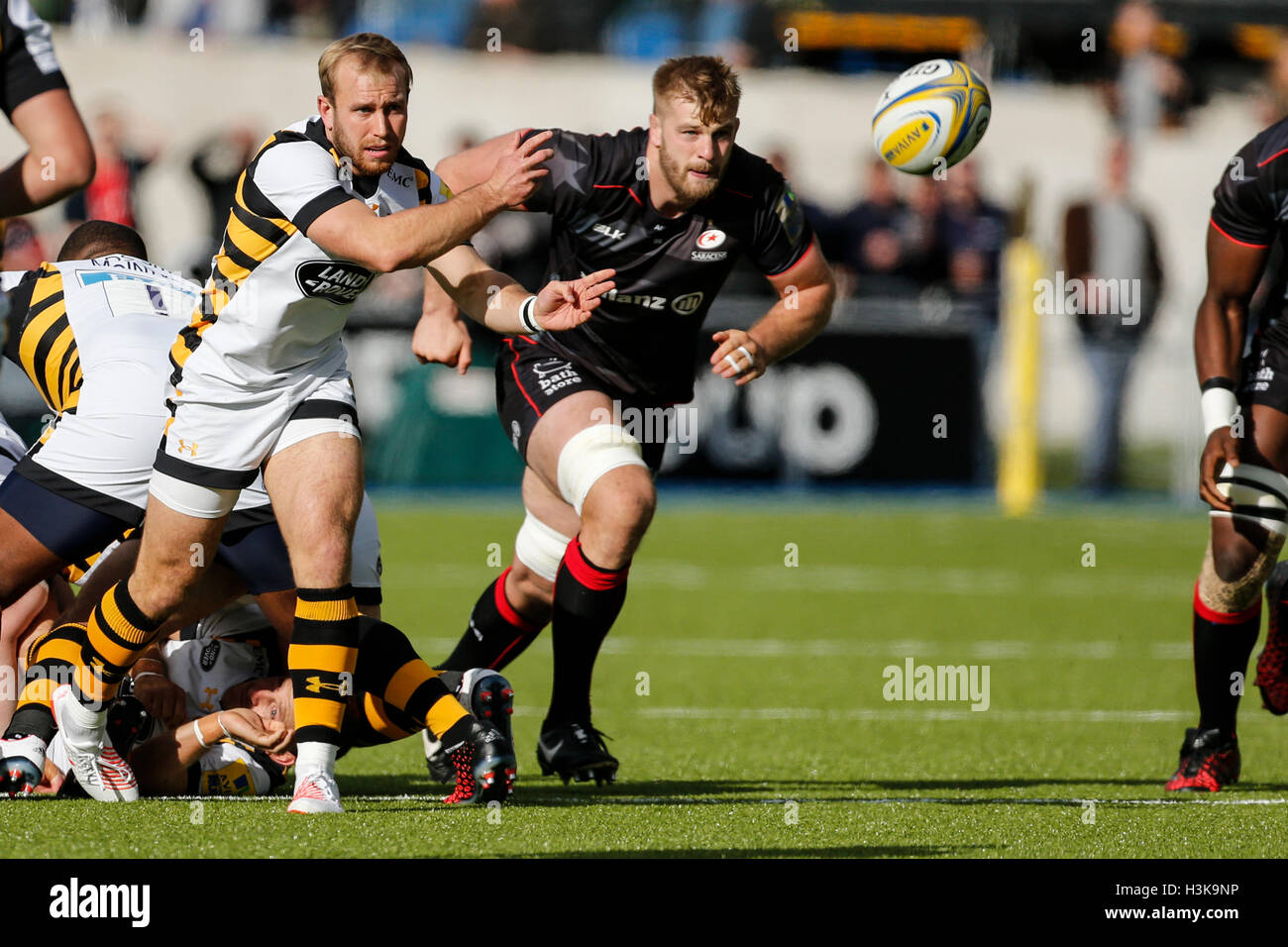 Barnet Copthall, Londres, Royaume-Uni. 09Th Oct, 2016. Aviva Premiership Rugby. Sarrasins contre les guêpes. Dan Robson de guêpes tourne un laissez-passer. Score final : 30-14 Saracens guêpes. Credit : Action Plus Sport/Alamy Live News Banque D'Images