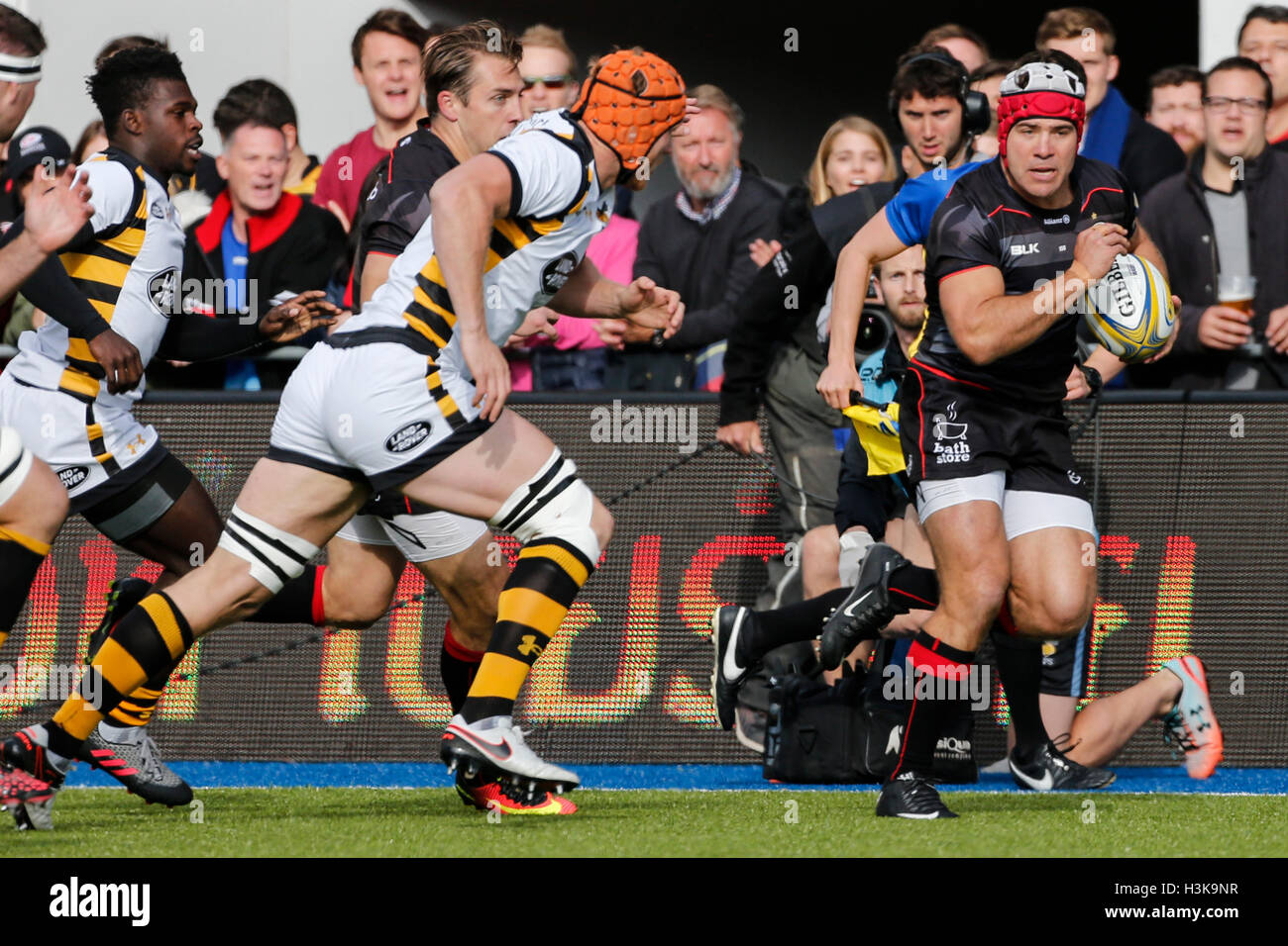 Barnet Copthall, Londres, Royaume-Uni. 09Th Oct, 2016. Aviva Premiership Rugby. Sarrasins contre les guêpes. Schalk Brits des Saracens sur la balle comme Myall Kearnan de guêpes se ferme. Score final : 30-14 Saracens guêpes. Credit : Action Plus Sport/Alamy Live News Banque D'Images