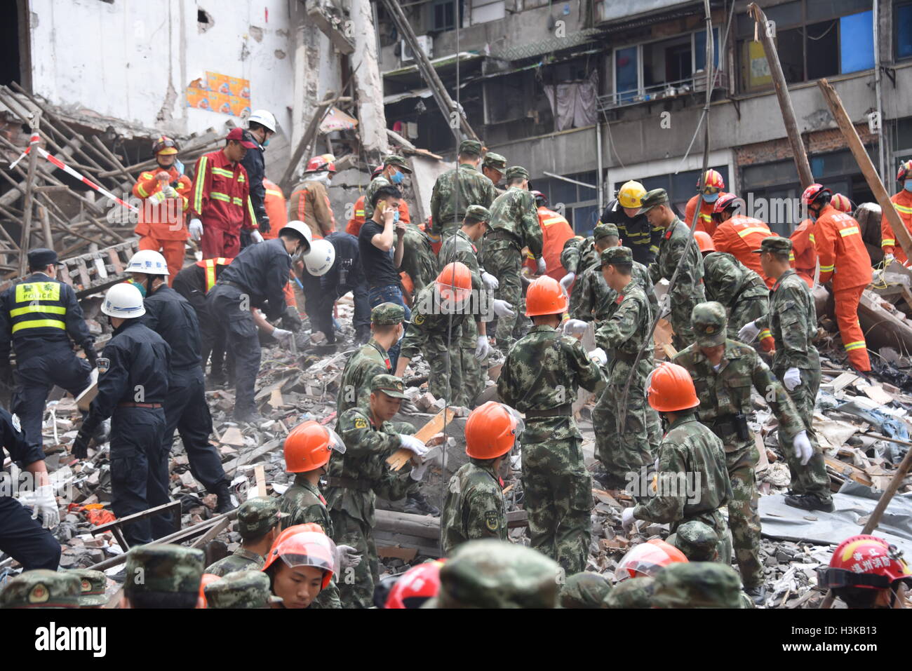 Wenzhou. 10 Oct, 2016. Les sauveteurs travaillent sur le site de l'accident après l'effondrement de bâtiments dans la ville de Wenzhou, Zhejiang Province de Chine orientale, le 10 octobre 2016. Source : Xinhua/Alamy Live News Banque D'Images