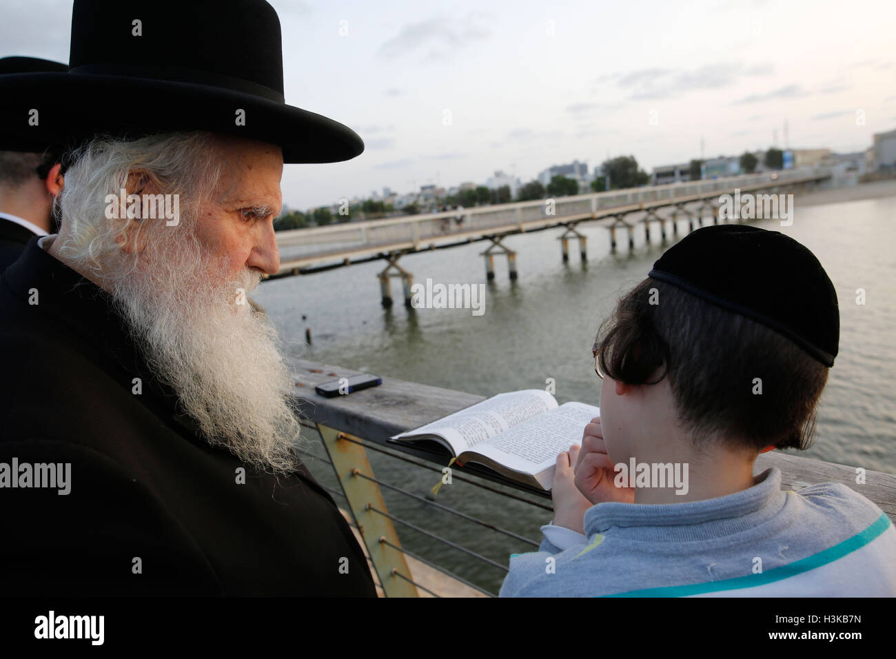 Tel Aviv, Israël. 9 octobre, 2016. Les juifs ultra-orthodoxes prient comme ils participent à Tachlikh sur la rive de la mer Méditerranée à Tel Aviv, Israël, le 9 octobre 2016. Tachlikh est un rituel au cours duquel les croyants avec leurs péchés dans l'eau et des poissons, et il est effectué avant le jour de l'Expiation, ou Yom Kippour, le jour le plus important du calendrier juif. Credit : Gil Cohen Magen/Xinhua/Alamy Live News Banque D'Images