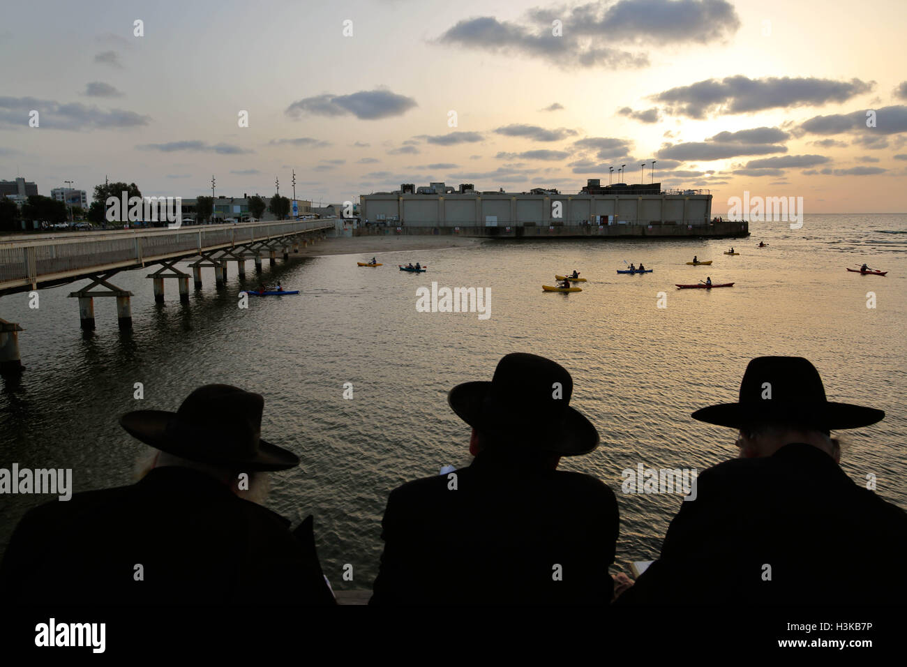 Tel Aviv, Israël. 9 octobre, 2016. Les juifs ultra-orthodoxes prient comme ils participent à Tachlikh sur la rive de la mer Méditerranée à Tel Aviv, Israël, le 9 octobre 2016. Tachlikh est un rituel au cours duquel les croyants avec leurs péchés dans l'eau et des poissons, et il est effectué avant le jour de l'Expiation, ou Yom Kippour, le jour le plus important du calendrier juif. Credit : Gil Cohen Magen/Xinhua/Alamy Live News Banque D'Images