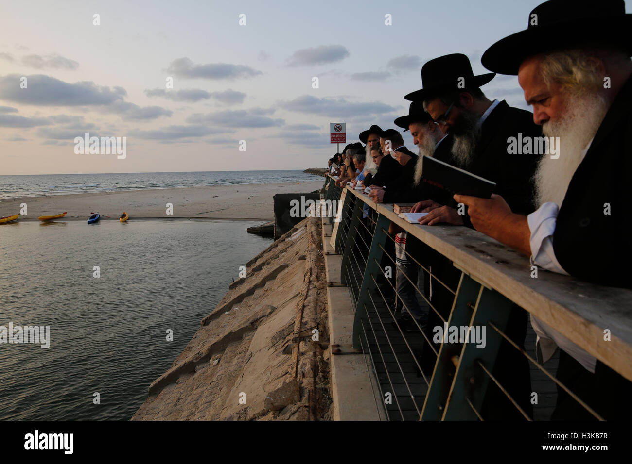 (Tel Aviv, Israël. 9 octobre, 2016. Les juifs ultra-orthodoxes prient comme ils participent à Tachlikh sur la rive de la mer Méditerranée à Tel Aviv, Israël, le 9 octobre 2016. Tachlikh est un rituel au cours duquel les croyants avec leurs péchés dans l'eau et des poissons, et il est effectué avant le jour de l'Expiation, ou Yom Kippour, le jour le plus important du calendrier juif. (Xinhua / Gil Cohen Magen) (WTC) Banque D'Images
