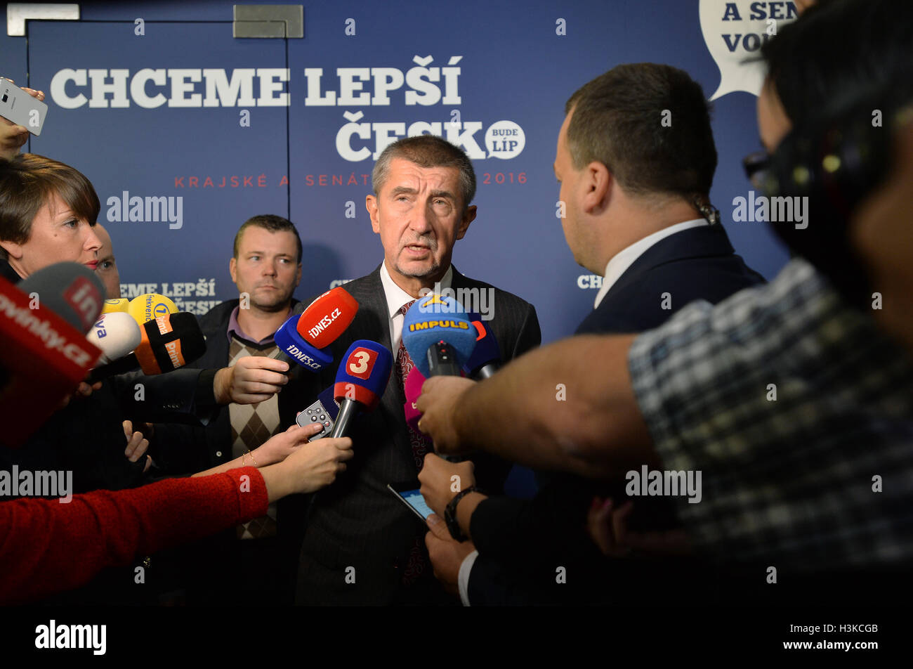 Prague, République tchèque. 05Th Oct, 2016. Le ministre tchèque des finances et leader du mouvement ANO (OUI) Andrej Babis, centre, commentaires résultats de l'élection pour les régions du pays et le premier tour de scrutin pour la chambre haute du Parlement, le Sénat, au cours de son entrevue avec les journalistes dans l'ANO siège à Prague, le samedi 8 septembre 2016. La bannière int les origines se lit comme suit : nous voulons améliorer la Tchèquie. Credit : Katerina Sulova/CTK Photo/Alamy Live News Banque D'Images