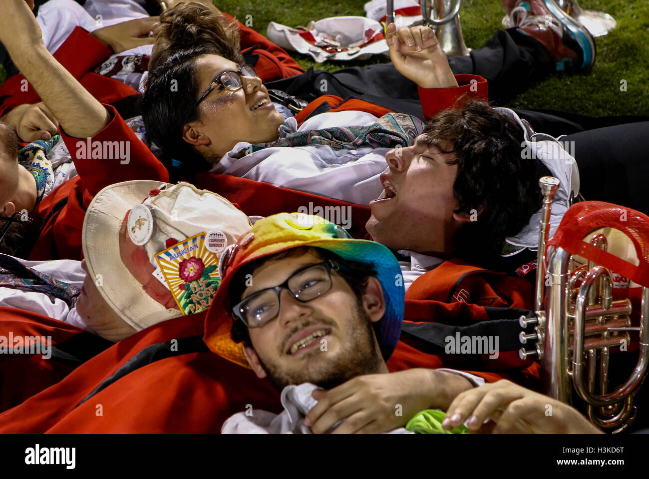 Palo Alto, Californie, USA. 8 octobre 2016. Le Groupe de Stanford prend une pause pendant l'action NCAA football à l'Université de Stanford, avec le Washington State Cougars visiter le Stanford Cardinal. L'État de Washington a gagné le match, 42-16. © Seth Riskin/ZUMA/Alamy Fil Live News Banque D'Images