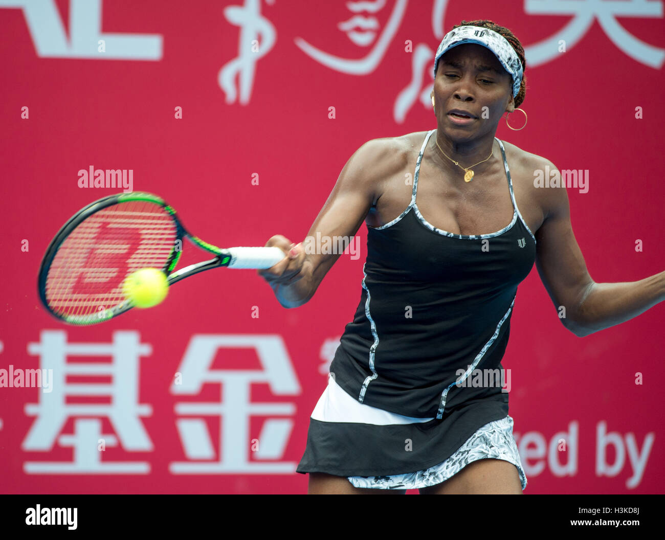 Hong Kong. 10 Oct, 2016. Venus Williams lors de son match contre Risa Ozaki du Japon dans l'ouverture ronde de Hong Kong Open Tennis tournoi WTA. Venus Williams a remporté le match 64, 61 : Crédit Jayne Russell/ZUMA/Alamy Fil Live News Banque D'Images