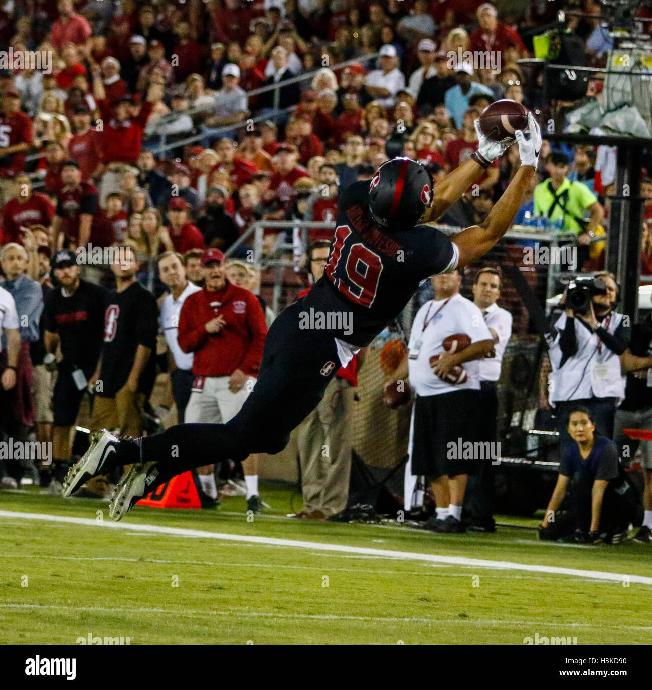 Palo Alto, Californie, USA. 8 octobre 2016. Arcega-Whiteside Stanford WR JJ s'étend pour remonter un col en NCAA football action à l'Université de Stanford, avec le Washington State Cougars visiter le Stanford Cardinal. L'État de Washington a gagné le match, 42-16. © Seth Riskin/ZUMA/Alamy Fil Live News Banque D'Images