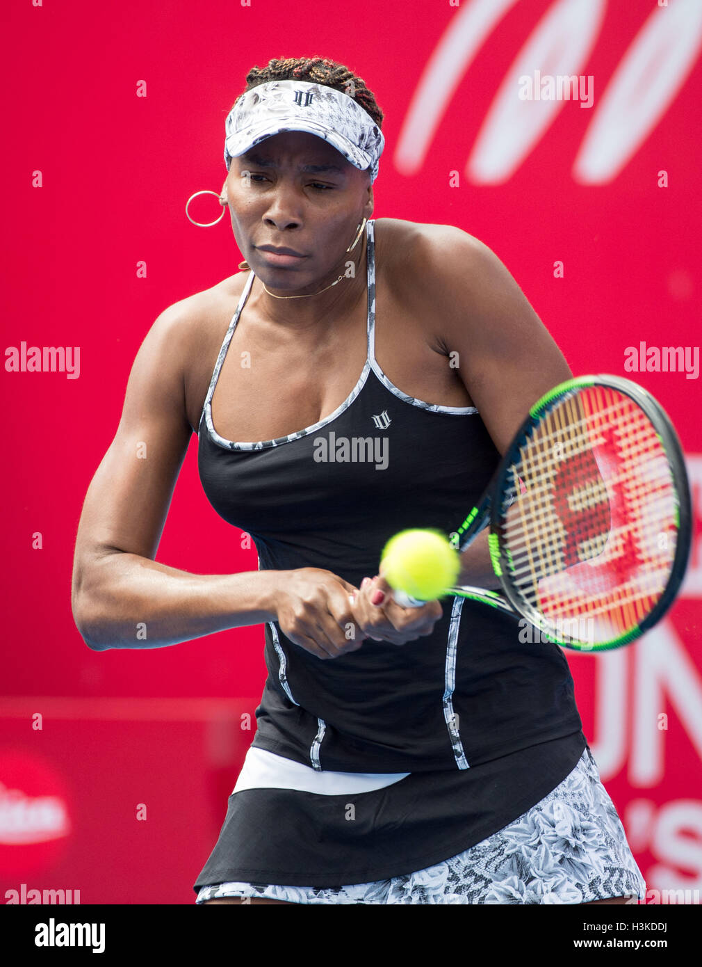 Hong Kong. 10 Oct, 2016. Venus Williams lors de son match contre Risa Ozaki du Japon dans l'ouverture ronde de Hong Kong Open Tennis tournoi WTA. Venus Williams a remporté le match 64, 61 : Crédit Jayne Russell/ZUMA/Alamy Fil Live News Banque D'Images