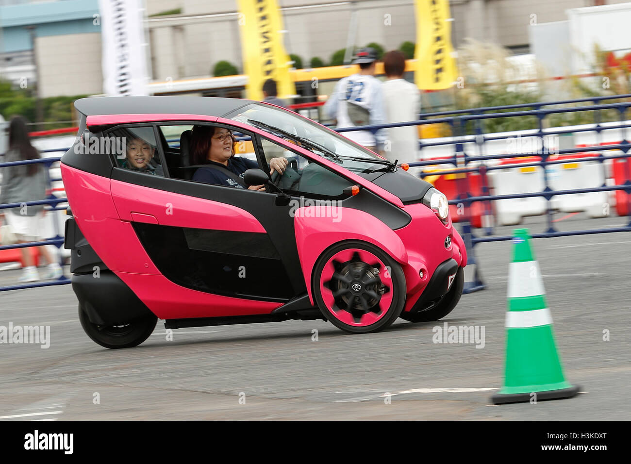 Une femme conduit une Toyota i-Road pendant le Tokyo Motor Fes 2016 à Odaiba le 10 octobre 2016, Tokyo, Japon. Le festival annuel est l'occasion pour les visiteurs de tous âges à interagir avec les véhicules à moteur depuis le japonais et étrangers d'automobiles. Les organisateurs de cette année mise en place d'un 360 degrés de réalité virtuelle (VR) Dome où les visiteurs peuvent découvrir les sensations de l'équitation à travers la réalité virtuelle. L'exposition est présentée du 8 au 10 octobre. Credit : Rodrigo Reyes Marin/AFLO/Alamy Live News Banque D'Images