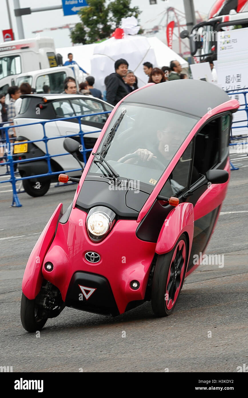 Un homme conduit une Toyota i-Road pendant le Tokyo Motor Fes 2016 à Odaiba le 10 octobre 2016, Tokyo, Japon. Le festival annuel est l'occasion pour les visiteurs de tous âges à interagir avec les véhicules à moteur depuis le japonais et étrangers d'automobiles. Les organisateurs de cette année mise en place d'un 360 degrés de réalité virtuelle (VR) Dome où les visiteurs peuvent découvrir les sensations de l'équitation à travers la réalité virtuelle. L'exposition est présentée du 8 au 10 octobre. Credit : Rodrigo Reyes Marin/AFLO/Alamy Live News Banque D'Images