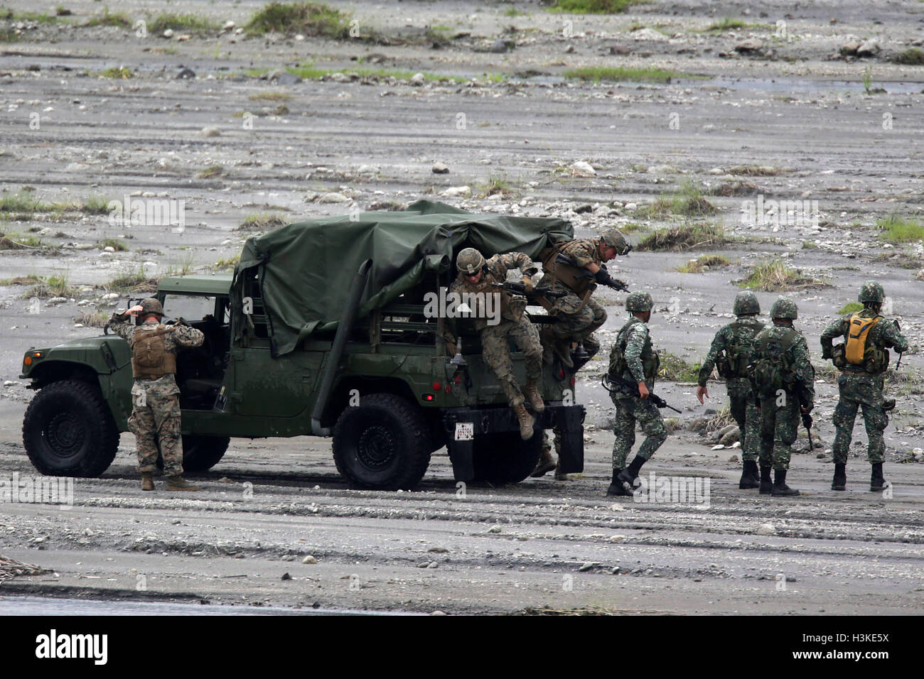 La province de Tarlac, aux Philippines. 10 Oct, 2016. Les marines américains et les troupes Philippines sauter hors d'un camion de type Humvee lors d'une exercice militaire de tir réel dans le cadre de l'exercice 2016 débarquement amphibie (PHIBLEX) dans la province de Tarlac, Philippines, le 10 octobre 2016. Au moins 1 400 marines américains basés à Okinawa, au Japon, et 500 soldats philippins ont participé cette année à la PHIBLEX qui s'est tenue du 4 octobre au 12 octobre. Credit : Rouelle Umali/Xinhua, Alamy Live News Banque D'Images