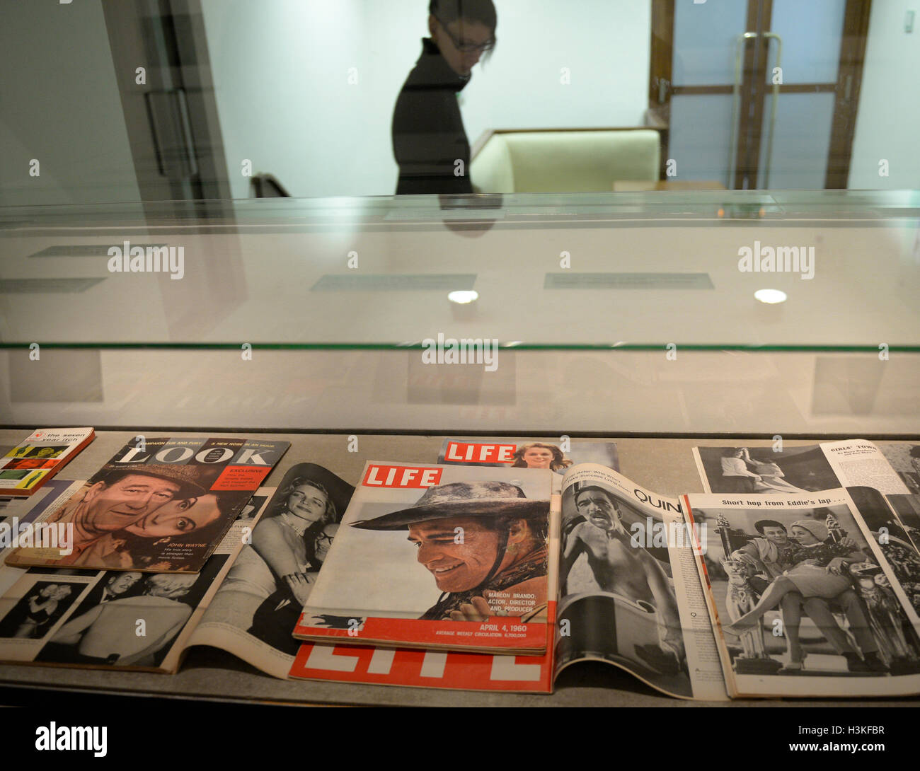 Prague, République tchèque. 10 Oct, 2016. Une exposition du photographe américain de célébrités et producteur de films Sam Shaw (1912-1999), y compris son célèbre tourné de l'actrice Marilyn Monroe avec une jupe "volants" à New York, sera ouvert à Prague' Chambre de la photographie le 11 octobre. Exposition a été ouverte aux journalistes à Prague, République tchèque, le 10 octobre 2016. © Michal Krumphanzl/CTK Photo/Alamy Live News Banque D'Images
