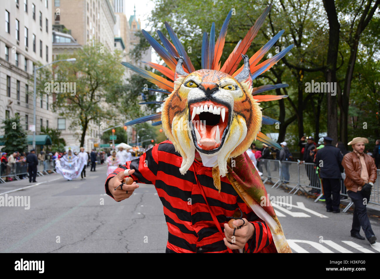 New York, USA. 09Th Oct, 2016. New York, NY, USA,9 Octobre, Carnaval masque de lion s'exécutant sur lutte avenue. Crédit : Rachel Cauvin/Alamy Live News Banque D'Images